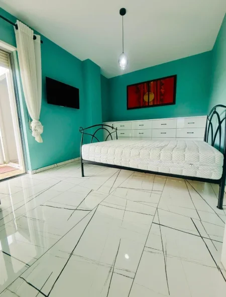 Tirane, jepet me qera apartament 2+1 Kati 4, 137 m² 1.200 € (Liqeni thate)
