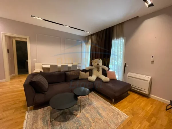 Tirane, jepet me qera apartament 1+1+Ballkon Kati 1, 63 m² 700 € (Kopshti Botanik)