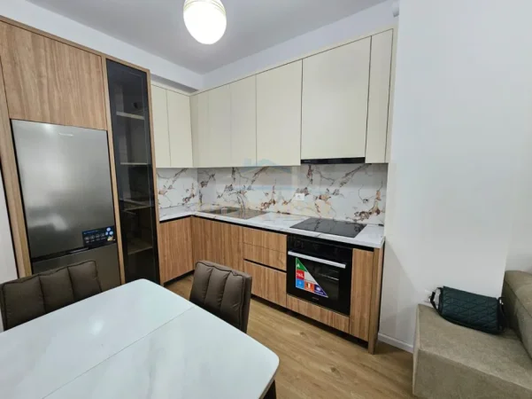 Tirane, jepet me qera apartament 1+1+Ballkon Kati 4, 45 m² 450 € (Ali Demi)