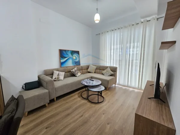 Tirane, jepet me qera apartament 1+1+Ballkon Kati 4, 45 m² 450 € (Ali Demi)