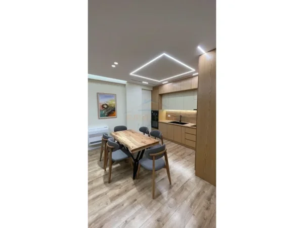 Tirane, jepet me qera apartament 2+1+Ballkon Kati 1, 116 m² 1.500 € (Liqeni i Thate)