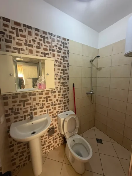 Tirane, jepet me qera apartament 1+1 Kati 0, 44 m² 430 € (Rruga Fortuzi)