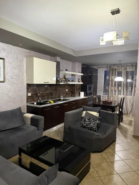 Tirane, jepet me qera apartament 2+1+Ballkon Kati 5, 90 m² 600 € (Rruga Sali Butka)