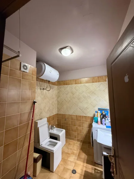 Tirane, jepet me qera apartament 2+1+Ballkon Kati 5, 90 m² 600 € (Rruga Sali Butka)