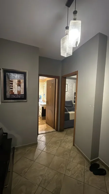 Tirane, jepet me qera apartament 2+1+Ballkon Kati 5, 90 m² 600 € (Rruga Sali Butka)