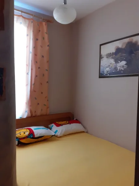 Tirane, jepet me qera apartament 2+1+Ballkon Kati 5, 90 m² 600 € (Rruga Sali Butka)