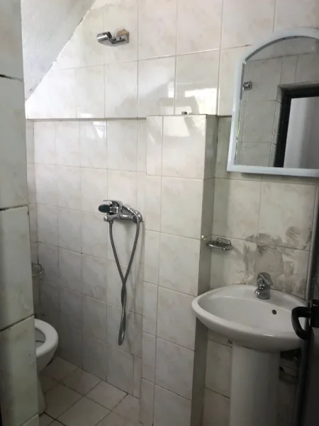 Tirane, jepet me qera apartament 1+1+Ballkon Kati 1, 70 m² 500 € (Rruga e Dibres)