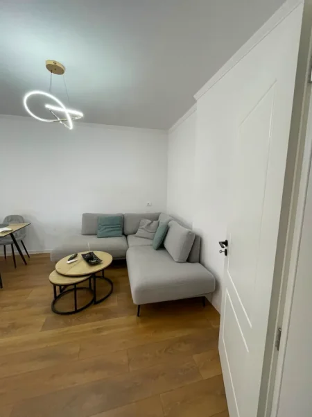 Tirane, jepet me qera apartament 2+1+Aneks+Ballkon Kati 4, 700 € (medreseja)