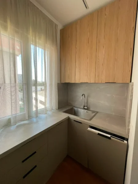 Tirane, jepet me qera apartament 2+1+Aneks+Ballkon Kati 4, 700 € (rruga e dibres)