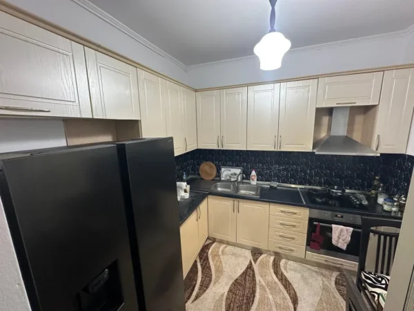 Tirane, jepet me qera apartament 2+1 Kati 1, 120 m² 1.000 € (Ali Demi)