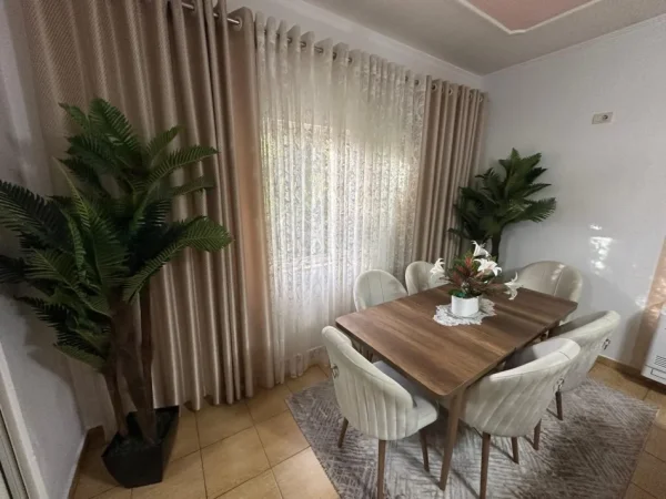 Tirane, jepet me qera apartament 2+1 Kati 1, 120 m² 1.000 € (Ali Demi)