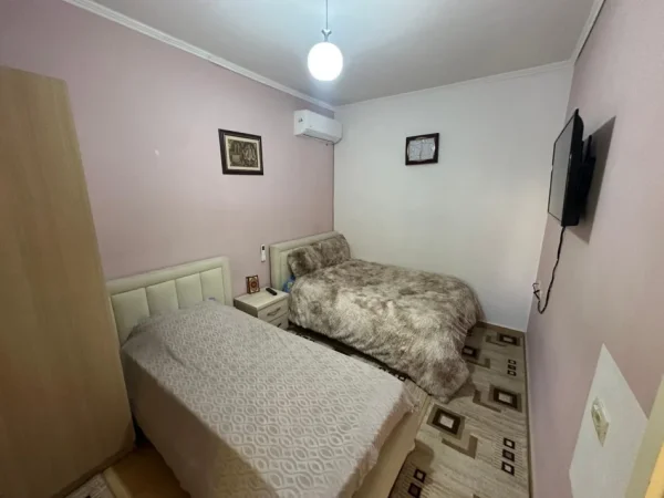 Tirane, jepet me qera apartament 2+1 Kati 1, 120 m² 1.000 € (Ali Demi)