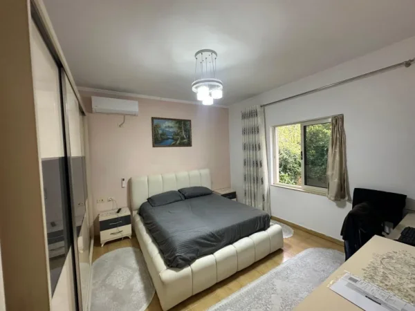 Tirane, jepet me qera apartament 2+1 Kati 1, 120 m² 1.000 € (Ali Demi)