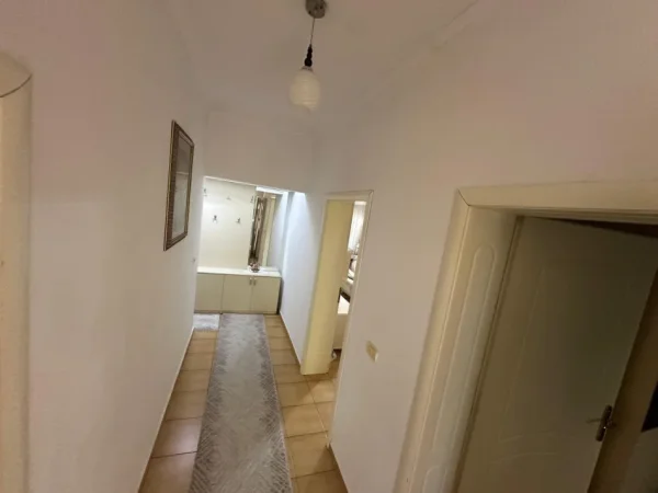 Tirane, jepet me qera apartament 2+1 Kati 1, 120 m² 1.000 € (Ali Demi)