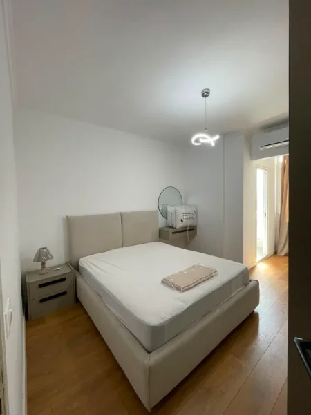 Tirane, jepet me qera apartament 1+1+Aneks+Ballkon Kati 4, 700 € (rruga e dibres)
