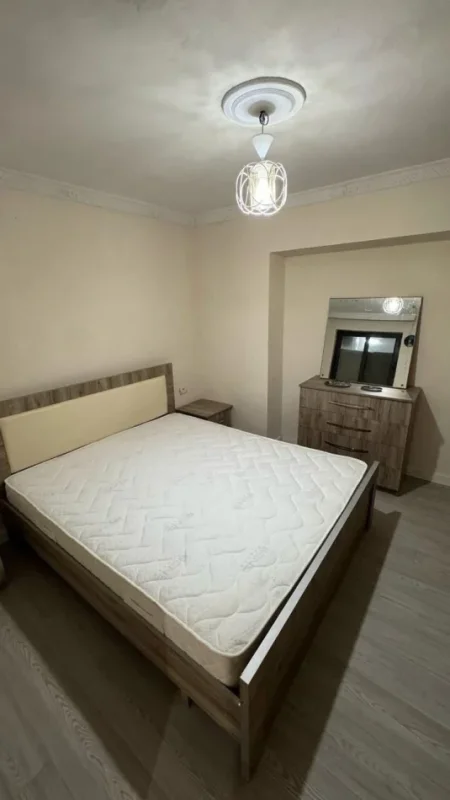 Tirane, jepet me qera apartament 1+1 Kati 1, 60 m² 350 € (Rruga e Dibrës)