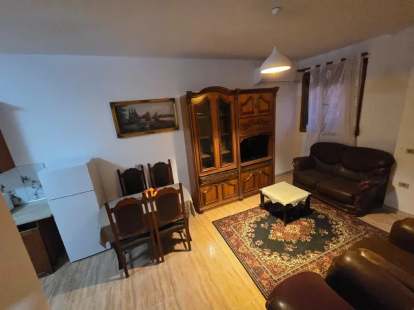 Tirane, jepet me qera apartament 2+1 Kati 1, 90 m² 400 € (Rruga Jordan Misja)