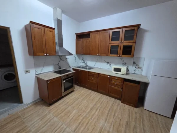Tirane, jepet me qera apartament 2+1 Kati 1, 90 m² 400 € (Rruga Jordan Misja)
