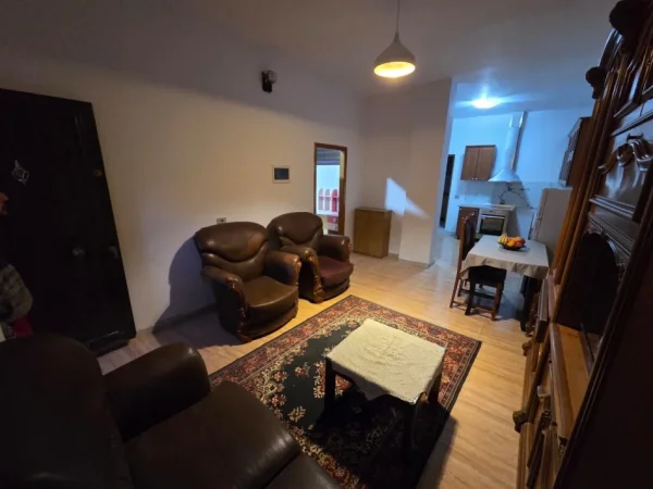 Tirane, jepet me qera apartament 2+1 Kati 1, 90 m² 400 € (Rruga Jordan Misja)
