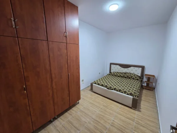 Tirane, jepet me qera apartament 2+1 Kati 1, 90 m² 400 € (Rruga Jordan Misja)