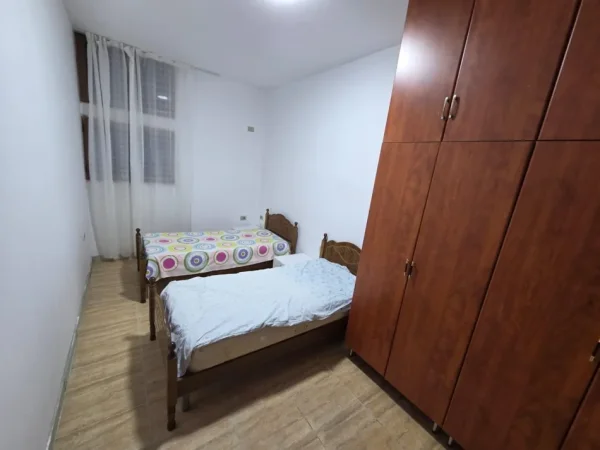 Tirane, jepet me qera apartament 2+1 Kati 1, 90 m² 400 € (Rruga Jordan Misja)