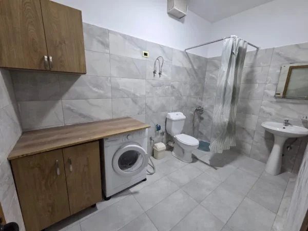 Tirane, jepet me qera apartament 2+1 Kati 1, 90 m² 400 € (Rruga Jordan Misja)