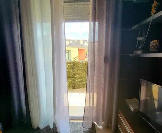 Tirane, jepet me qera apartament 1+1+Ballkon Kati 3, 60 m² 500 € (Ali Demi)