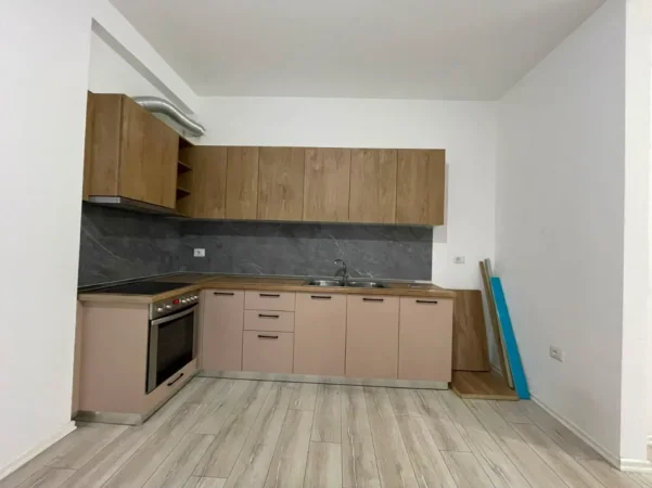 Tirane, jepet me qera apartament 2+1 Kati 4, 116 m² 450 € (Yzberisht)