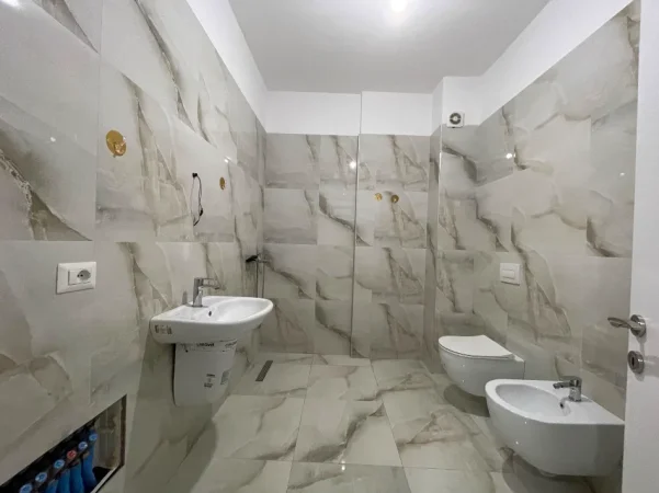 Tirane, jepet me qera apartament 2+1 Kati 4, 116 m² 450 € (Yzberisht)