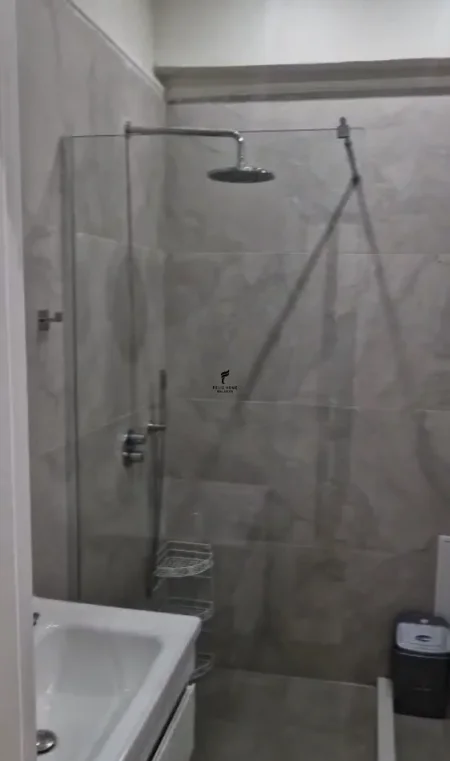 Tirane, jepet me qera apartament 1+1 Kati 1, 65 m² 650 € (STACIONI TRENIT)