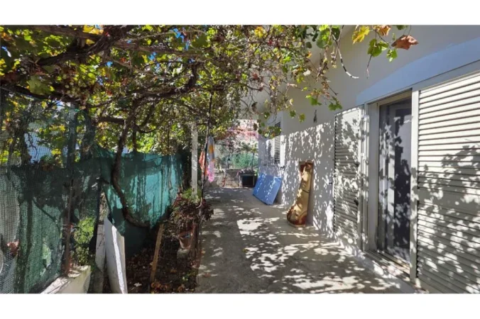 Vlore, jepet me qera shtepi 2+1 Kati 1, 130 m² 250 € (Rruga Dush Strati, Vlore)