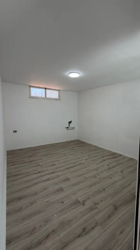 Tirane, jepet me qera dyqan Kati 3, 130 m² 800 € (ISH EKSPOZITA)