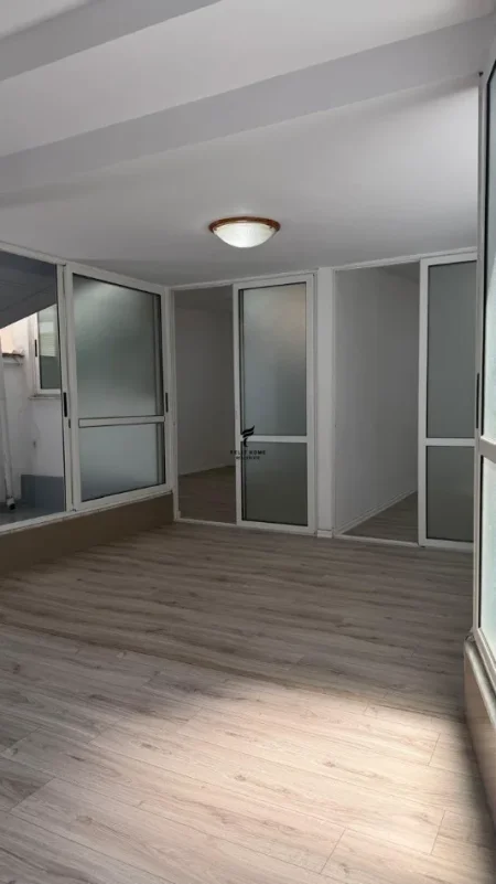 Tirane, jepet me qera dyqan Kati 3, 130 m² 800 € (ISH EKSPOZITA)