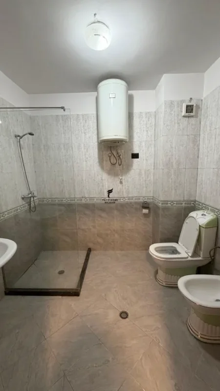 Tirane, jepet me qera dyqan Kati 3, 130 m² 800 € (ISH EKSPOZITA)