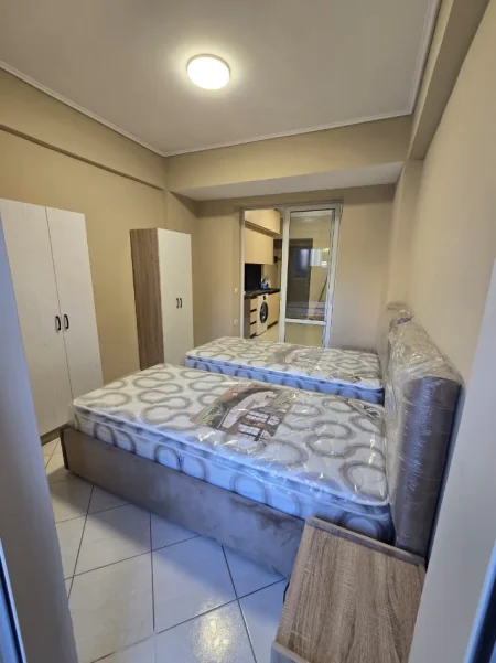 Tirane, jepet me qera Apartament 1+1, Kati 2, Mobilim i Ri, Çmimi 45.000 Lekë të Reja,, tek 21 Dhjetori, Tiranë.