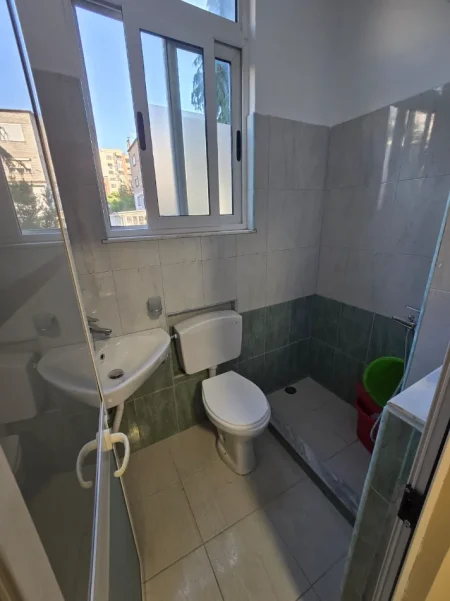 Tirane, jepet me qera Apartament 1+1, Kati 2, Mobilim i Ri, Çmimi 45.000 Lekë të Reja,, tek 21 Dhjetori, Tiranë.