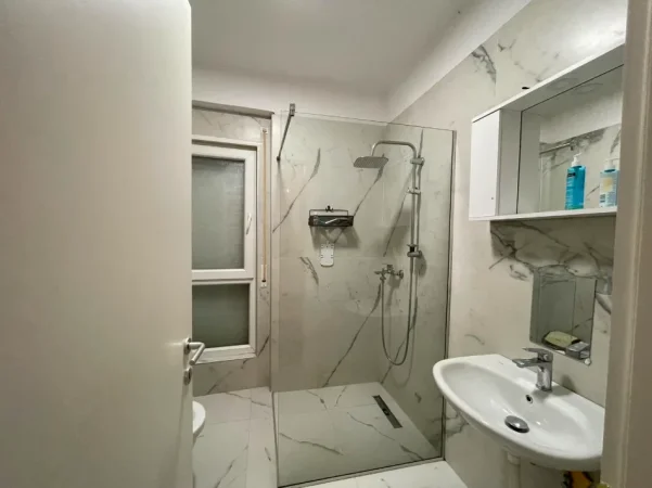 Tirane, jepet me qera apartament 2+1+Ballkon , 87 m²(Rruga 5 Maji)