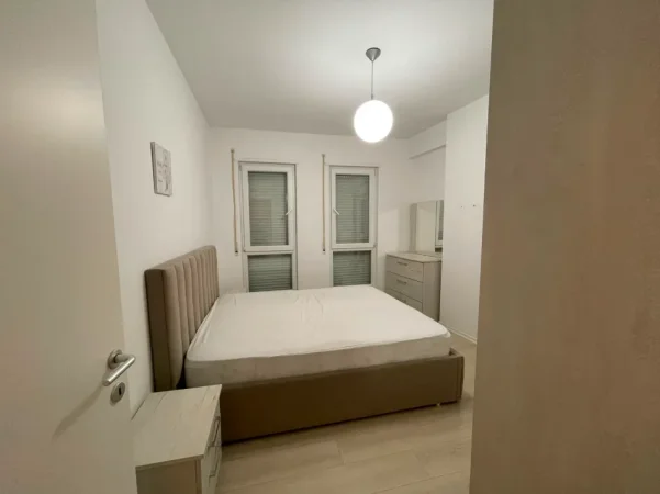 Tirane, jepet me qera apartament 2+1+Ballkon , 87 m²(Rruga 5 Maji)