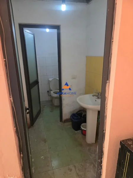 Tirane, jepet me qera ambjent biznesi Kati 0, 190 m² 750 € 