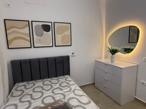 Tirane, jepet me qera apartament 2+1 Kati 4, 85 m² 800 € (RRUGA E BARRIKADAVE)