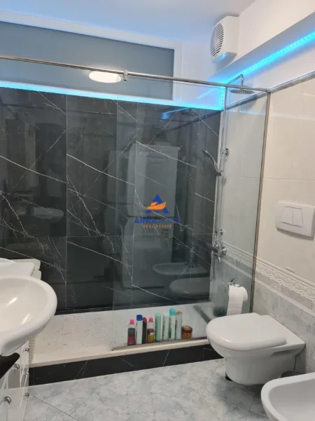 Tirane, jepet me qera apartament 3+1+Ballkon Kati 4, 125 m² 805 € 