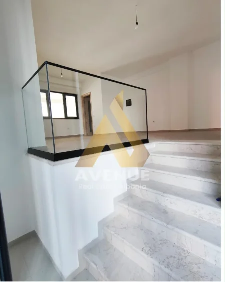 Tirane, jepet me qera ambjent biznesi Kati 0, 45 m² 350 € (Rruga Leonard Frroku 18)