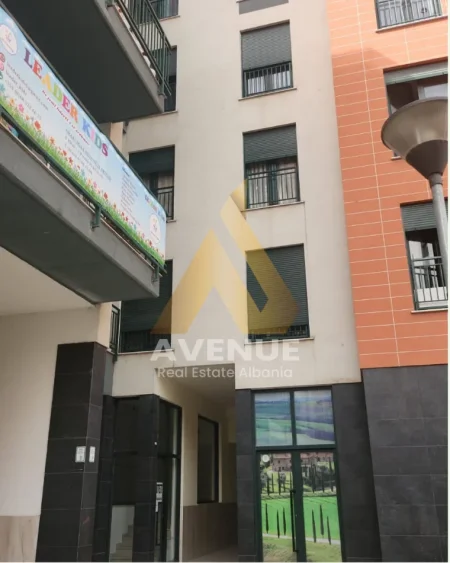 Tirane, jepet me qera ambjent biznesi Kati 0, 45 m² 350 € (Rruga Leonard Frroku 18)