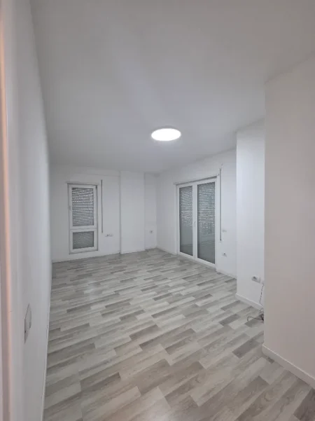 Tirane, jepet me qera apartament Kati 5, 105 m² 600 € (Hoxha Tasim)