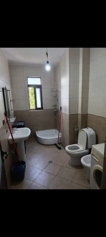 Tirane, jepet me qera apartament 1+1 Kati 3, 70 m² 500 € (Rruga 5 Maji)