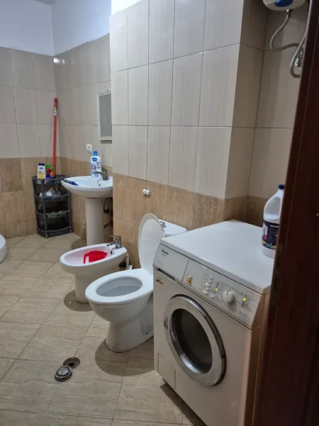 Tirane, jepet me qera apartament 2+1+Ballkon Kati 4, 90 m² 400 € (2 palmat)