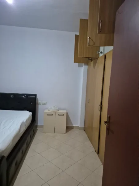 Tirane, jepet me qera apartament 2+1+Ballkon Kati 4, 90 m² 400 € (2 palmat)