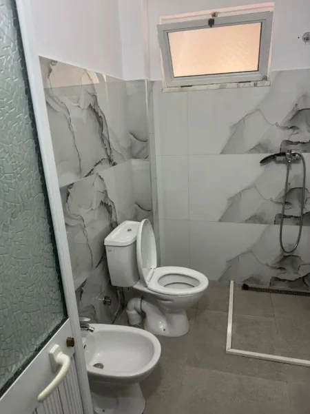 Tirane, jepet me qera apartament 1+1 Kati 3, 60 m² 500 € (KMY LAPRAK)
