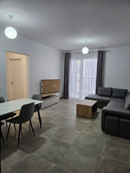 Tirane, jepet me qera Apartament 2+1+2 Tualete, Kati 1, 95 m², Çmimi 50.000 Lekë të Reja, (Tek Univers City,Tiranë.)