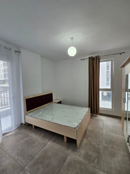 Tirane, jepet me qera Apartament 2+1+2 Tualete, Kati 1, 95 m², Çmimi 50.000 Lekë të Reja, (Tek Univers City,Tiranë.)